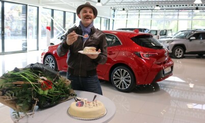 NY BIL: Erik Alfred Tesaker feiret med kake da han ble overrakt vinnerbilen fredag. Nå er bilen til salgs. Foto: Privat / EA Studios NY BIL: Erik Alfred Tesaker feiret med kake da han ble overrakt vinnerbilen fredag. Nå er bilen til salgs. Foto: Privat / EA Studios